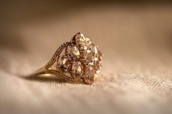Quels sont les accessoires indispensables pour mettre en valeur ses pierres précieuses ?