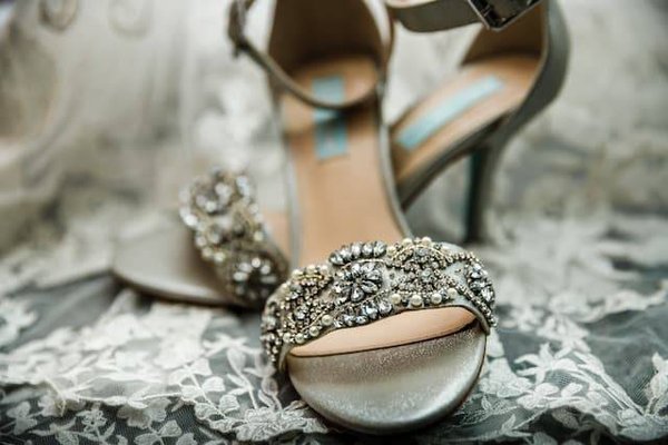 Comment entretenir ses chaussures ornées de pierres précieuses ?