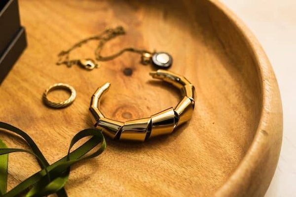 Qu'est-ce que la mode de luxe avec des pierres précieuses et quels en sont les acteurs principaux ?