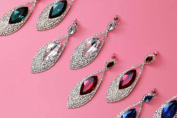 Comment reconnaître un vêtement ou un accessoire de luxe authentique avec des pierres précieuses ?