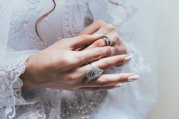 Comment choisir la bague de fiançailles parfaite avec des pierres précieuses ?