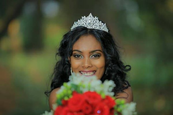 Les styles de coiffure parfaits pour une mariée ornée de pierres précieuses